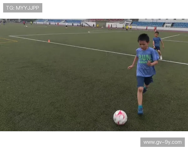 围绕踢足球内搭女生展现运动与时尚融合魅力专题解析全方位趋势探讨