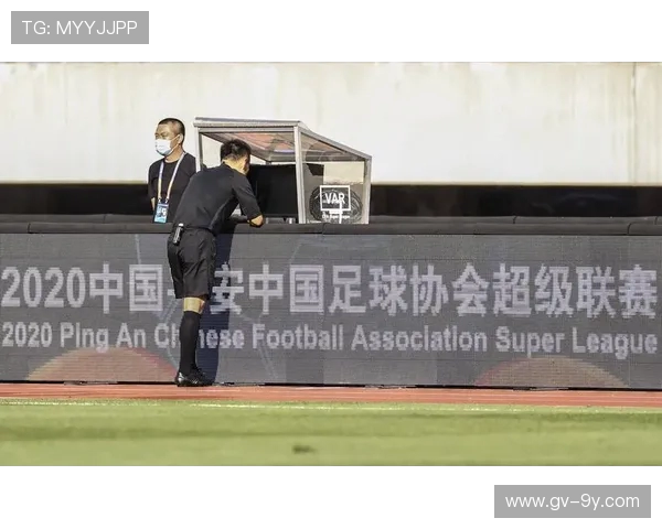 孙小坤带领足球队冲刺赛季目标 领军拼搏勇往直前